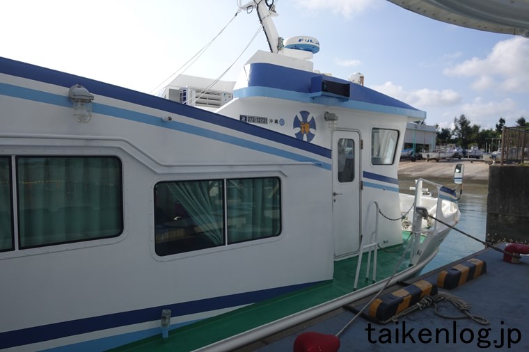 宮古島(島尻港)側の大神島への定期船乗場に停泊する「スマヌかりゆす」前方