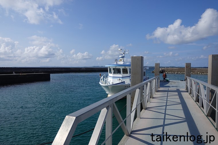 大神島の桟橋に停泊する定期船「スマヌかりゆす」
