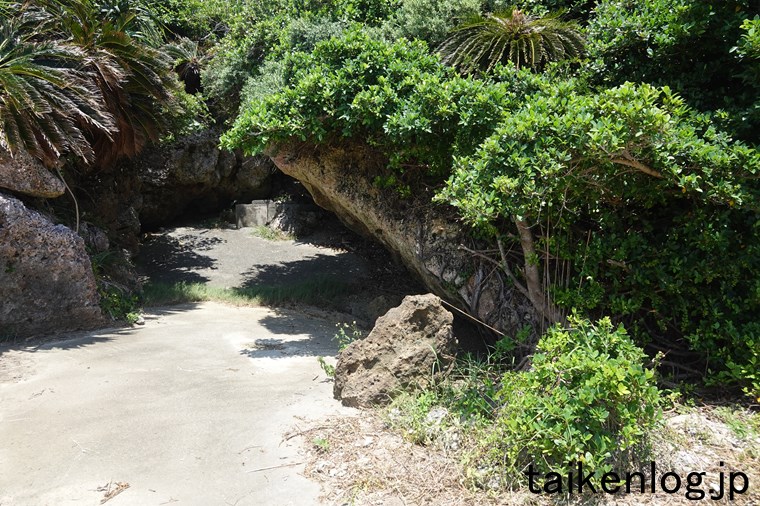 大神島東側の大神島多目的広場の隣りにある大岩の内部への入り口