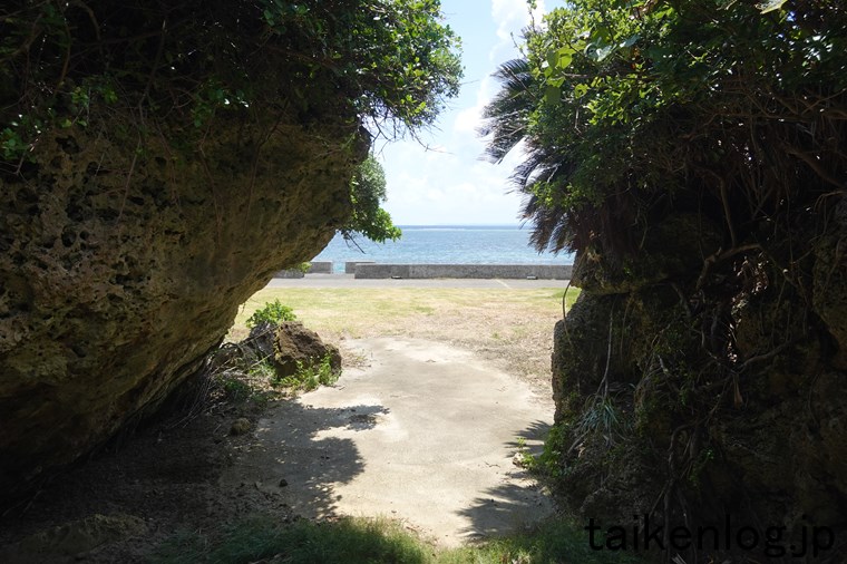 大神島東側の大神島多目的広場の隣りにある大岩の内部から南側方向の眺め