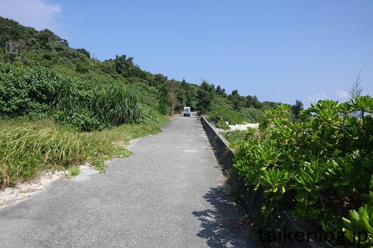 大神島西側の外周道を走るカート