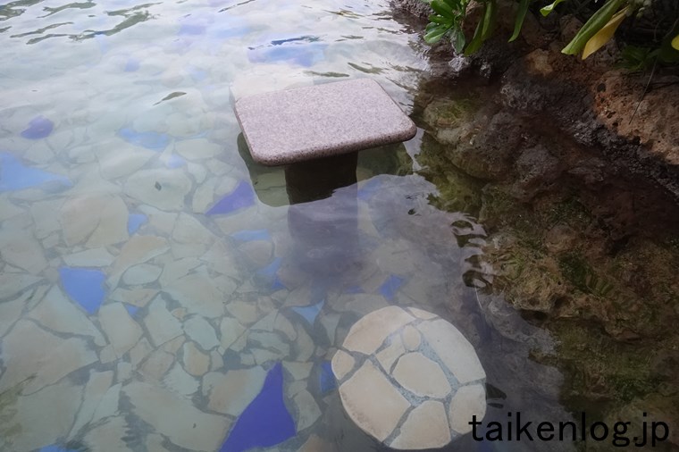 シギラ黄金温泉 温泉プール(ジャングルプール)の椅子とテーブル