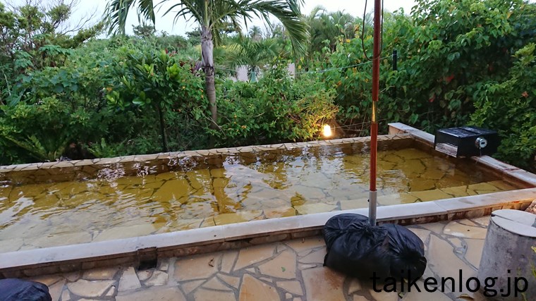 シギラ黄金温泉の展望風呂の湯舟