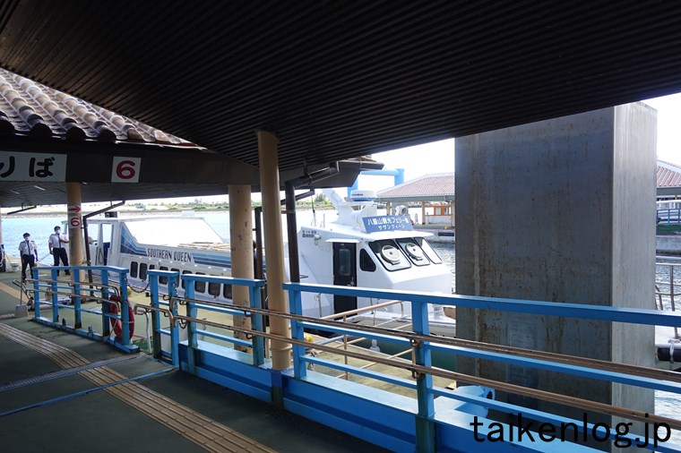 離島ターミナルの6番が黒島行の定期船の乗場
