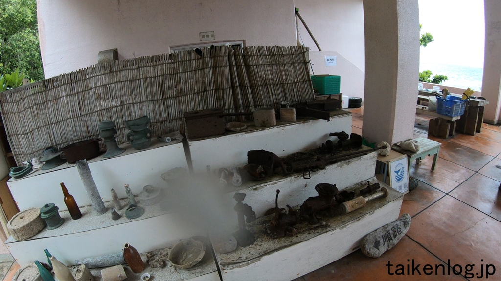 父島 小笠原海洋センター 昔の石臼やガラス瓶などが展示されている