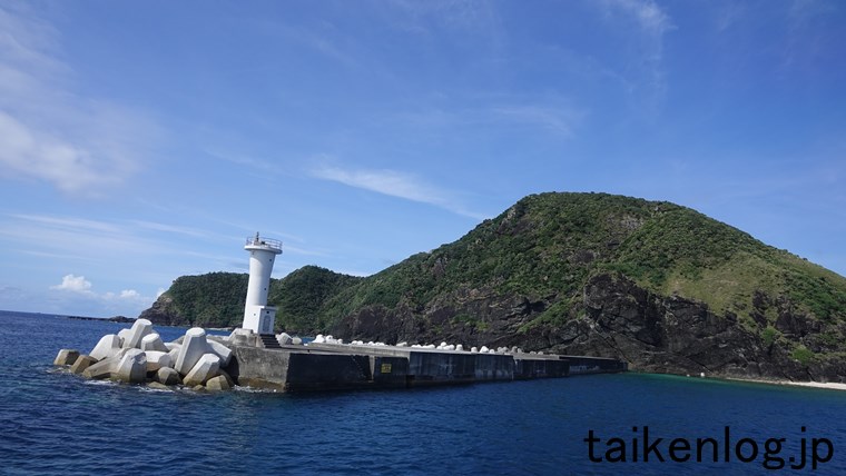 「マリンライナーとかしき」船上からみえる渡嘉敷港の堤防と灯台