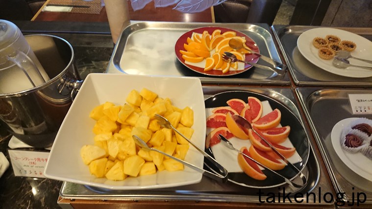 沖縄かりゆしアーバンリゾート・ナハ 朝食ビュッフェ デザートコーナー 果物