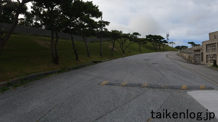 渡嘉敷島の国立沖縄青少年交流の家の敷地の道路にある減速体