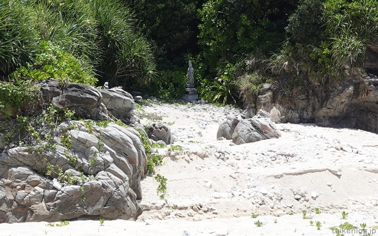 渡嘉敷島ヒジュイシビーチの海岸の南端にある仏像