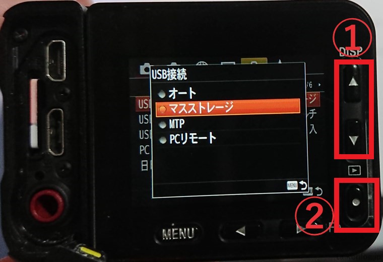 DSC-RX0M2カメラ本体の上下の矢印ボタンを押して「マスストレージ」を選択する