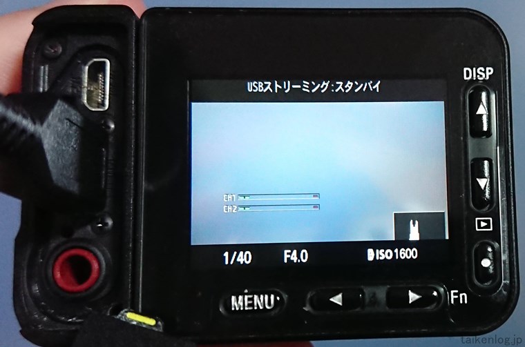 DSC-RX0M2カメラ本体とPCをマイクロUSBケーブルで接続した状態