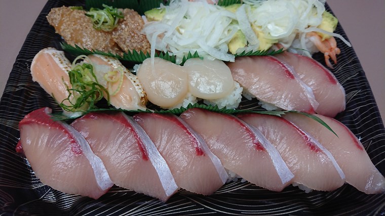 スシローでテイクアウトした他の寿司ネタの中では寒ブリ(写真下側)が美味しい