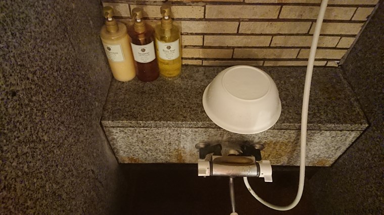 万座プリンスホテルの内風呂"ななかまどの湯"にある洗い場の蛇口と設置されているコンディショナー、シャンプー、ボディソープ