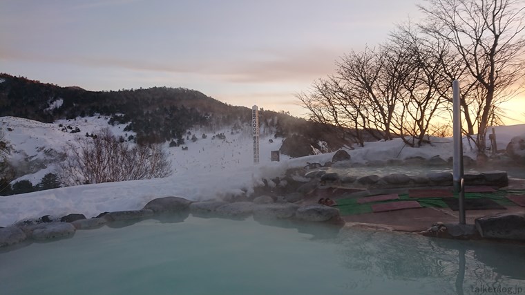 万座プリンスホテルの露天風呂"こくまさの湯2"の湯温熱めの湯舟からみた眺め 南東方向