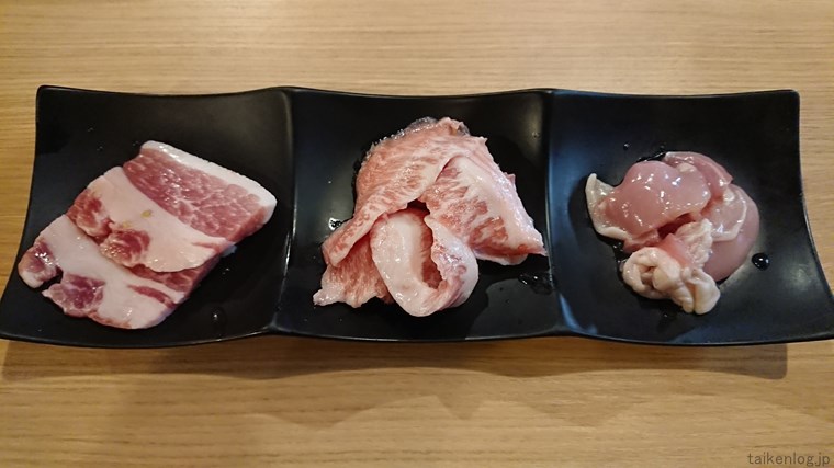 肉の大山 柏店の大山コースのホルモン三種盛りから変更してもらった豚カルビ、トントロ、鶏モモ(2人前)