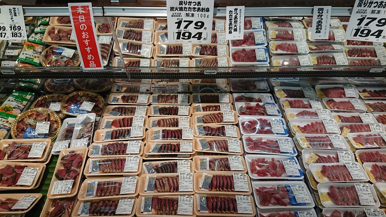 ツルヤ軽井沢店の鮮魚陳列商品 かつお刺身