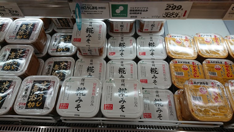 ツルヤ軽井沢店の陳列商品 ツルヤオリジナルの味噌 その1