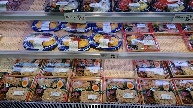 ツルヤ軽井沢店の惣菜コーナーの弁当