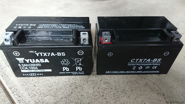 格安YTX7A-BSバッテリー:台湾ユアサ(左側は)と他社製の互換バッテリー(右側)の正面