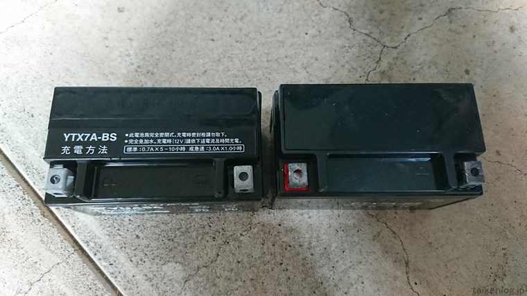格安YTX7A-BSバッテリー:台湾ユアサ(左側)と他社製の互換バッテリー(右側)の上面