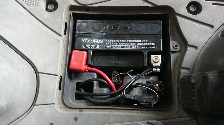 スズキアドレスV125G(CF46A)のバッテリーボックス