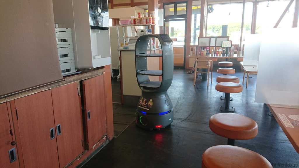 キッチンに戻っていく配膳ロボット