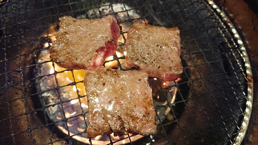 焼肉宝島のプレミアムコースでしか注文できない「国産牛カルビ(塩)」を焼いているようす