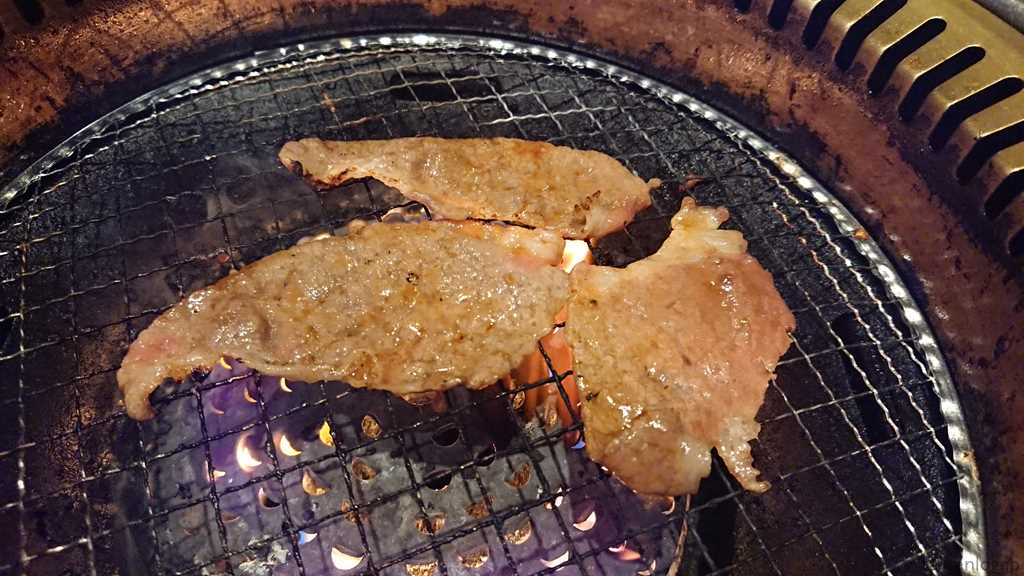 焼肉宝島のプレミアムコースでしか注文できない「国産牛あぶりカルビ(たれ)」を焼いているようす