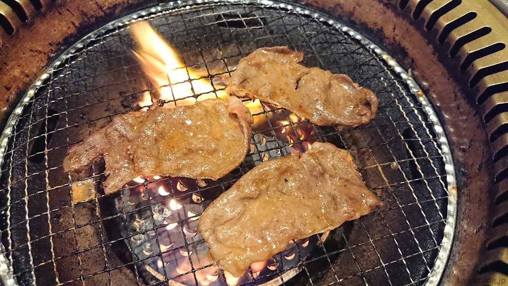 焼肉宝島のプレミアムコースでしか注文できない「国産牛赤身(たれ)」を焼いているようす