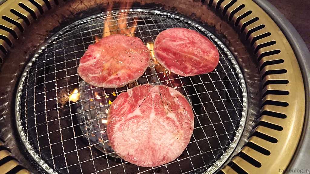 焼肉宝島のプレミアムコースでしか注文できない「牛タン塩」を焼いているようす