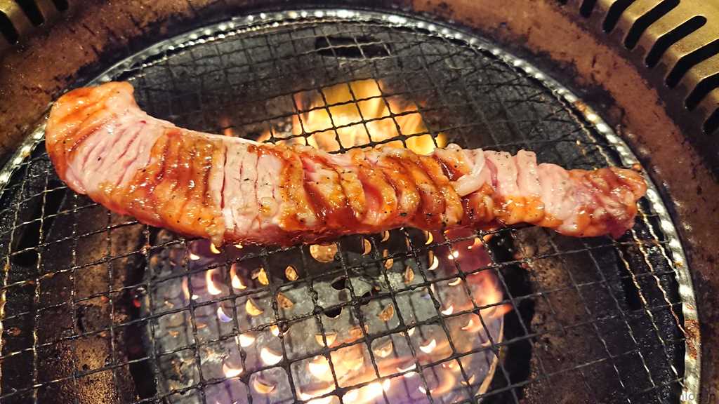 焼肉宝島の宝島スペシャルコース以上から注文できる「トルネードカルビ」を焼いているようす