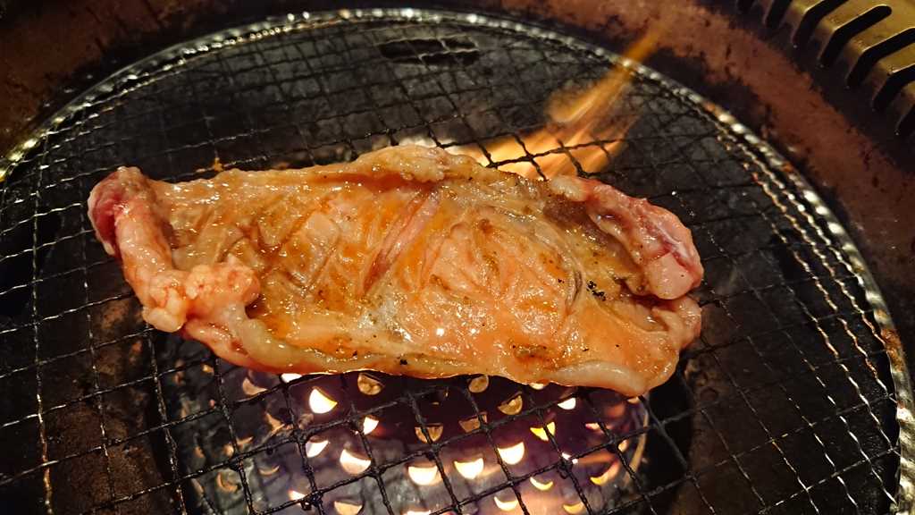 焼肉宝島の宝島スペシャルコース以上から注文できる「宝島カルビ」を焼いているようす