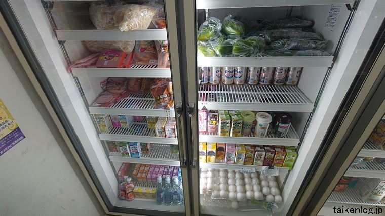 座間味島にあるスーパーマーケット 105ストアーの店内にある冷蔵庫 その1