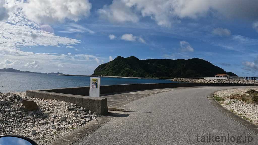 阿嘉島の阿嘉ビーチ横の防波堤にある駐車スペース