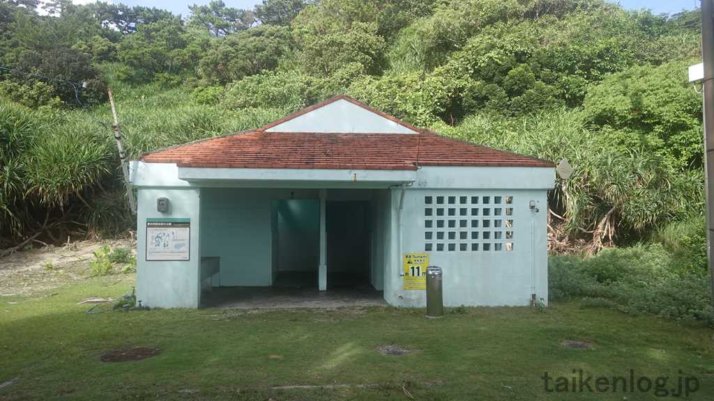 阿嘉島の北浜ビーチ(ニシバマビーチ)の裏にあるトイレと温水シャワーの建屋