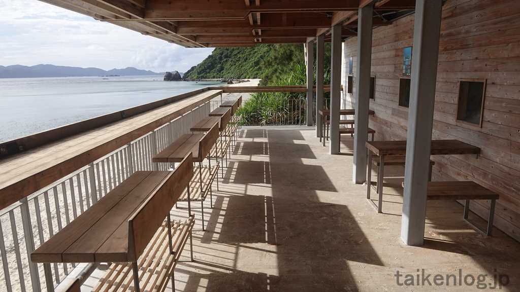 阿嘉島の北浜ビーチ(ニシバマビーチ)休憩所2階のようす