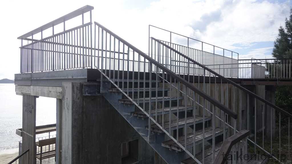 阿嘉島の北浜ビーチ(ニシバマビーチ)休憩所屋上の階段