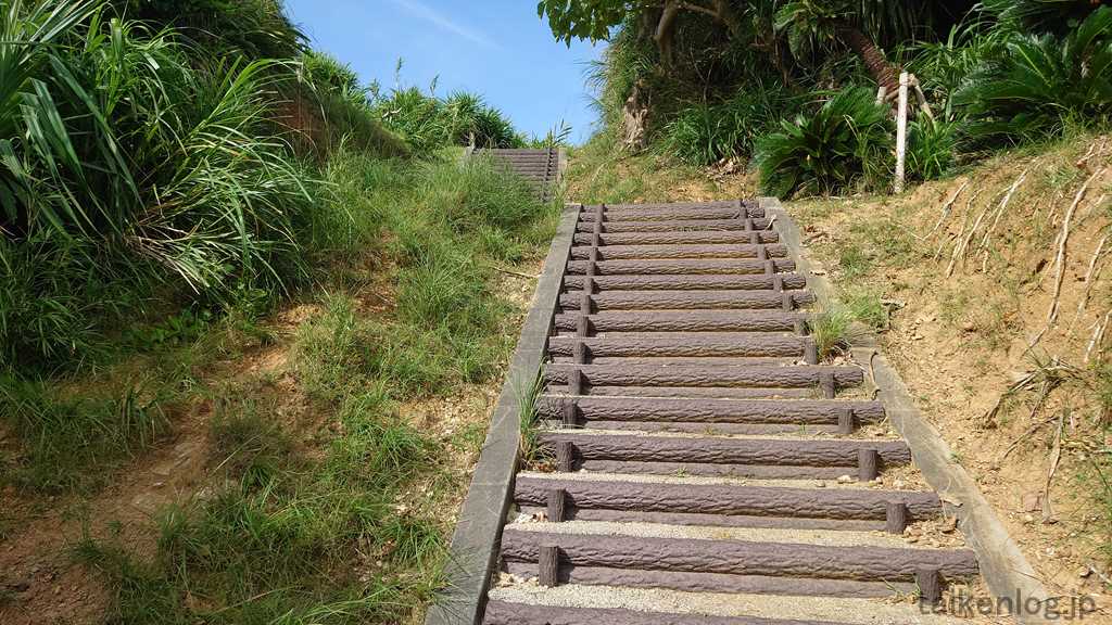 アザナムイ展望台への道中の階段