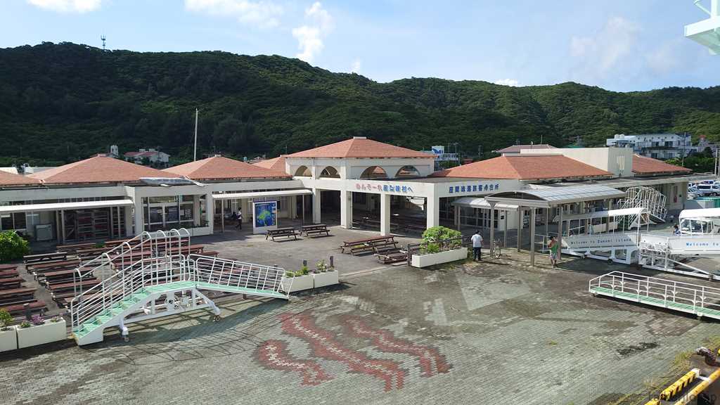 オレンジ色の屋根の建物が座間味港旅客待合所