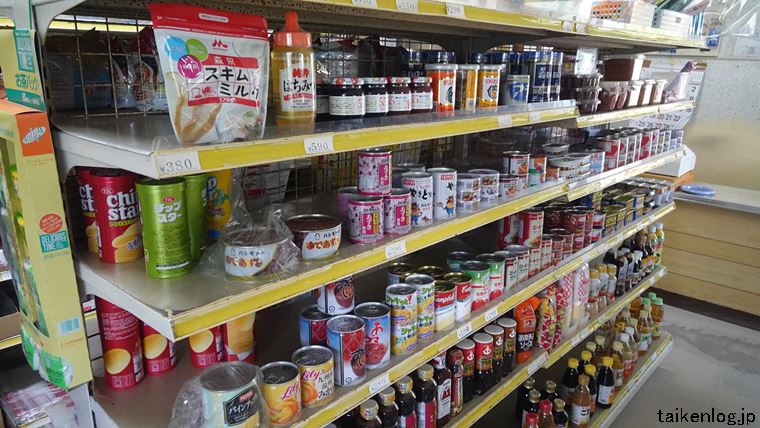 阿嘉島にあるスーパーマーケット 垣花商店の陳列棚にある缶詰