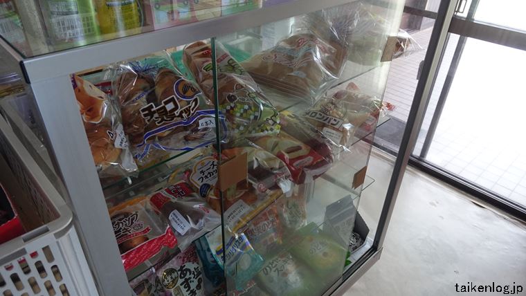 阿嘉島にあるスーパーマーケット 垣花商店の陳列棚にある菓子パンと飴