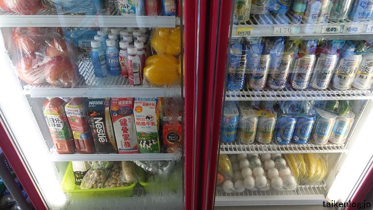 阿嘉島にあるスーパーマーケット 垣花商店の店内にある冷蔵庫 その1