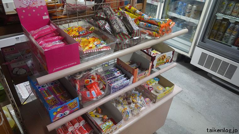 座間味島にあるスーパーマーケット 小嶺商店の陳列棚にあるお菓子 その4