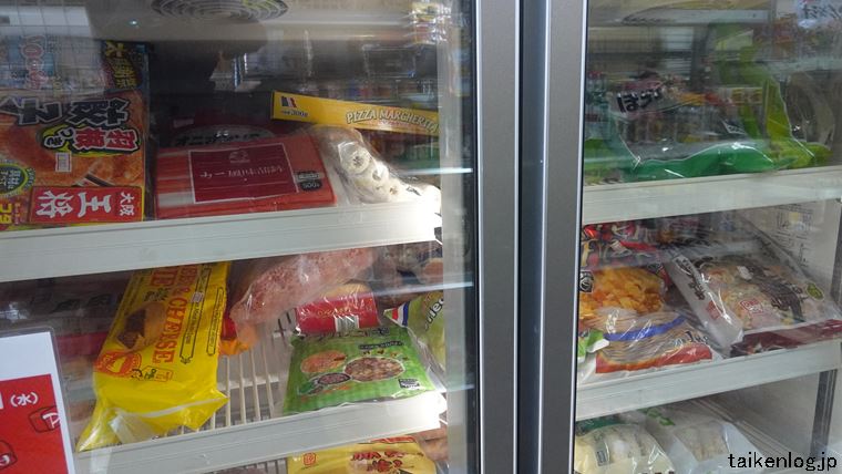 座間味島にあるスーパーマーケット 小嶺商店の冷凍庫 その1