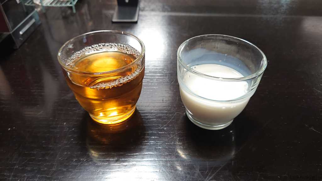 マリンハウスシーサー阿嘉島店の夕食で飲んだお茶と牛乳