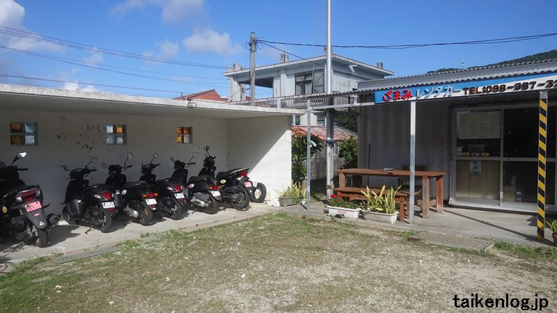 座間味島にあるレンタルバイク屋「ざまみレンタカー」のレンタルバイク(左)と店舗外観(右)