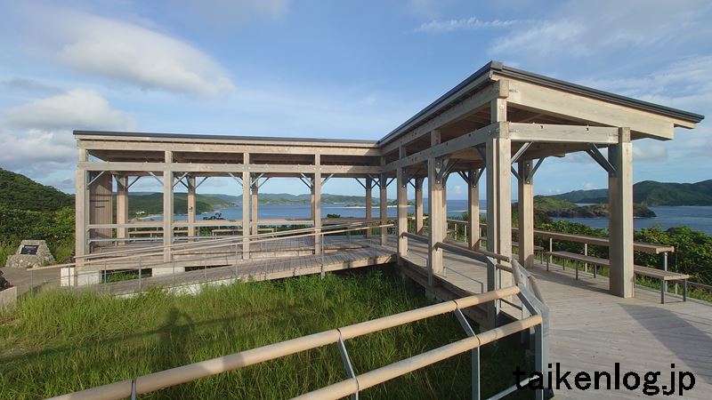 神の浜展望台にある屋根付き休憩所(テラス)の外観