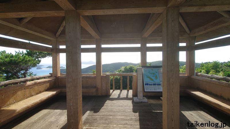 座間味島 高月山展望台の第一展望台にある展望休憩所の内観