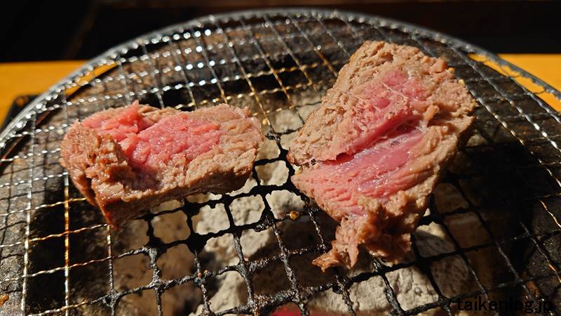 風風亭の食べ放題2980円コースでも注文できる「赤身の肉塊」をハサミで半分にした断面