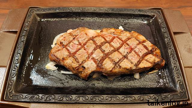 ステーキガストのステーキ食べ放題の最初に提供されたサーロインステーキ